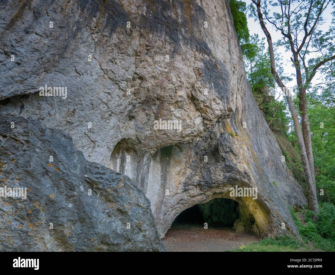 Cueva de Sirgenstein, cuevas Patrimonio de la Humanidad de la UNESCO y arte de la era del hielo del Jura Suabia, Schelklingen, Jura Suabia, Baden-Württemberg, Alemania Foto de stock