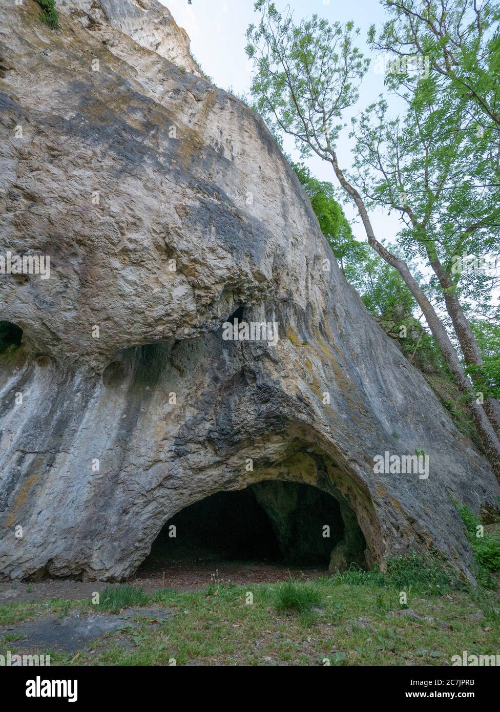 Cueva de Sirgenstein, cuevas Patrimonio de la Humanidad de la UNESCO y arte de la era del hielo del Jura Suabia, Schelklingen, Jura Suabia, Baden-Württemberg, Alemania Foto de stock