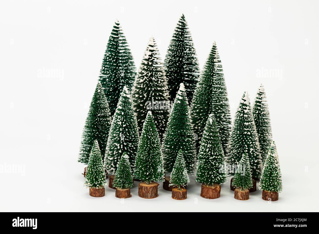 Árboles de Navidad en miniatura de diferentes tamaños, artificial, fondo  blanco, imagen de icono, Navidad Fotografía de stock - Alamy