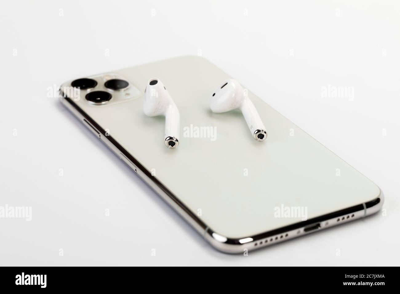 Apple iPhone 11 Pro Max, parte posterior, sistema de tres cámaras, AirPods  2, fondo blanco Fotografía de stock - Alamy