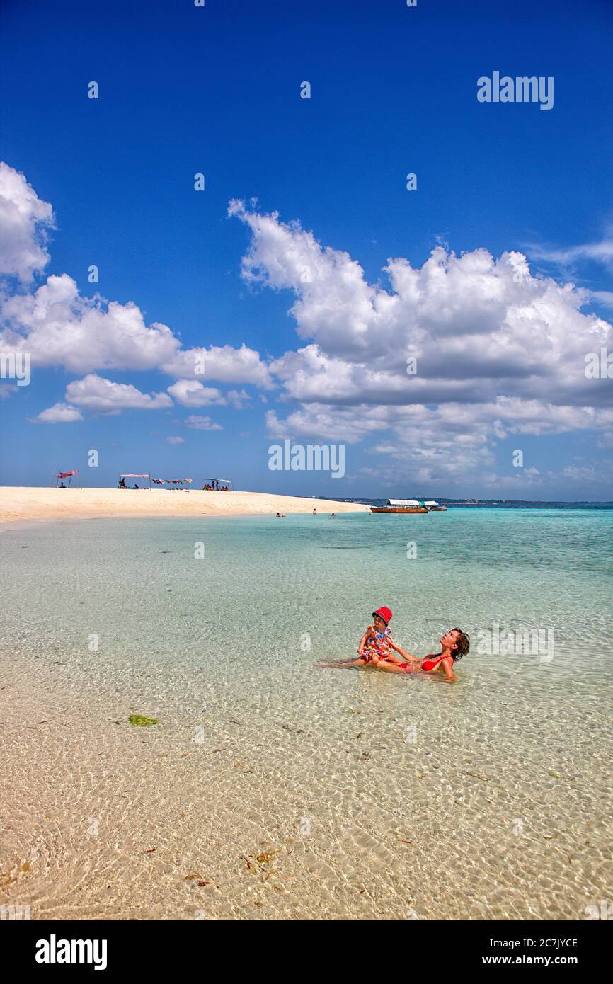 Esta es una pequeña isla privada donde sólo hay arena, se puede visitar y permanecer todo el día, es un idílico baño, caminar y tomar el sol, todos los días varias excursiones que visitan la isla donde los turistas comen Foto de stock