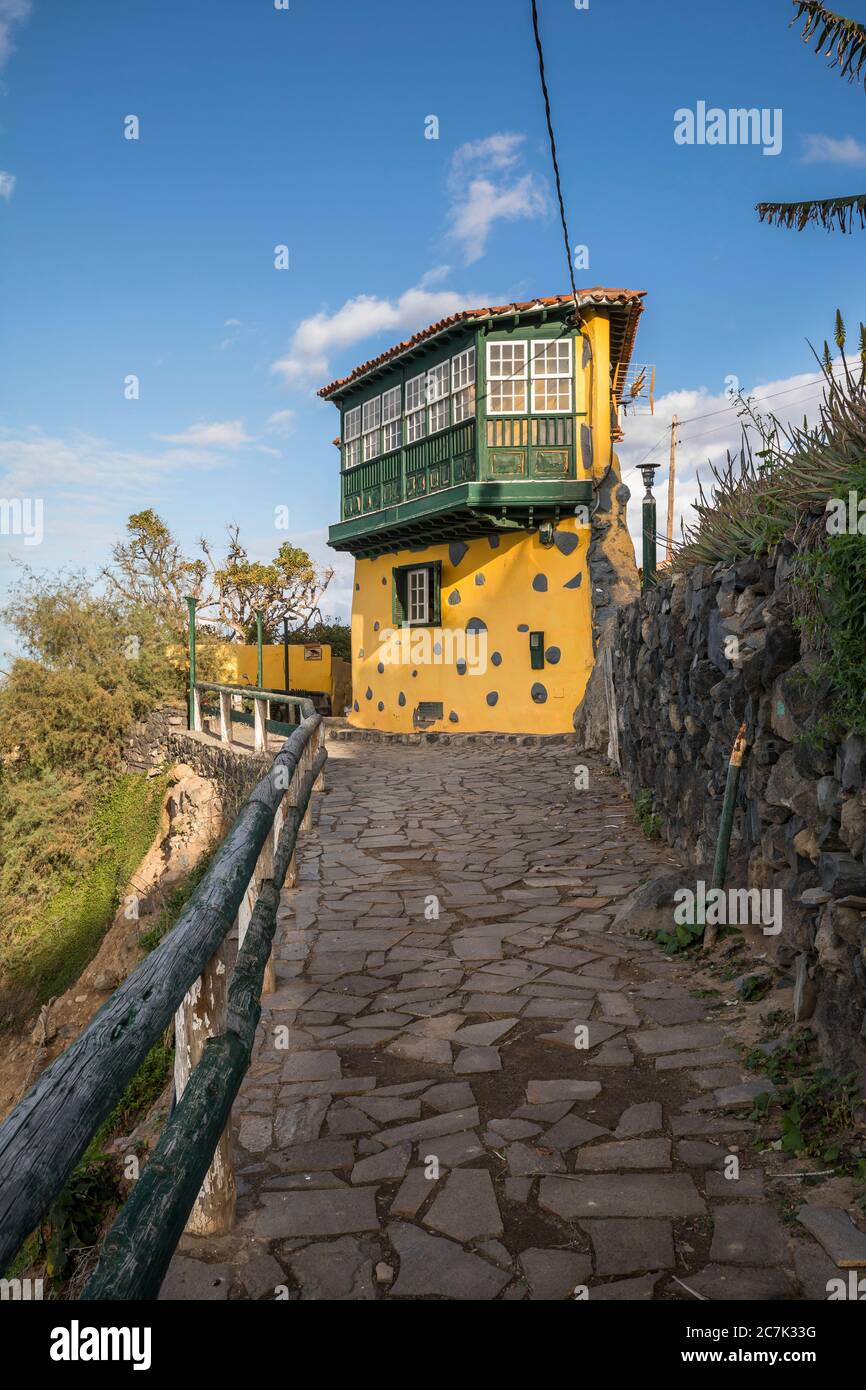 Casa tradicional en la ruta costera de senderismo desde San Juan de la Rambla a los Realejos en la costa norte, Tenerife, Islas Canarias, España Foto de stock