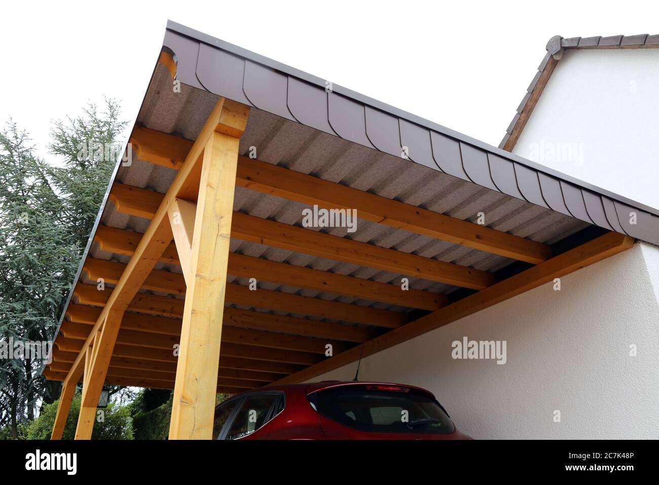 Carport moderno y de alta calidad hecho de madera Foto de stock
