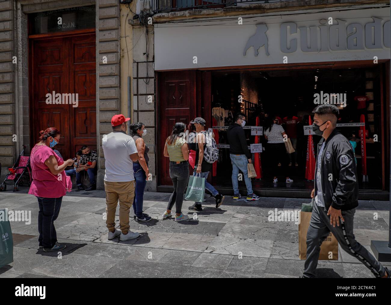 Ciudad de México. 18 de julio de 2020. La gente hace cola fuera de una tienda  de ropa en la Ciudad de México, México, 17 de julio de 2020. México  registró 7,257