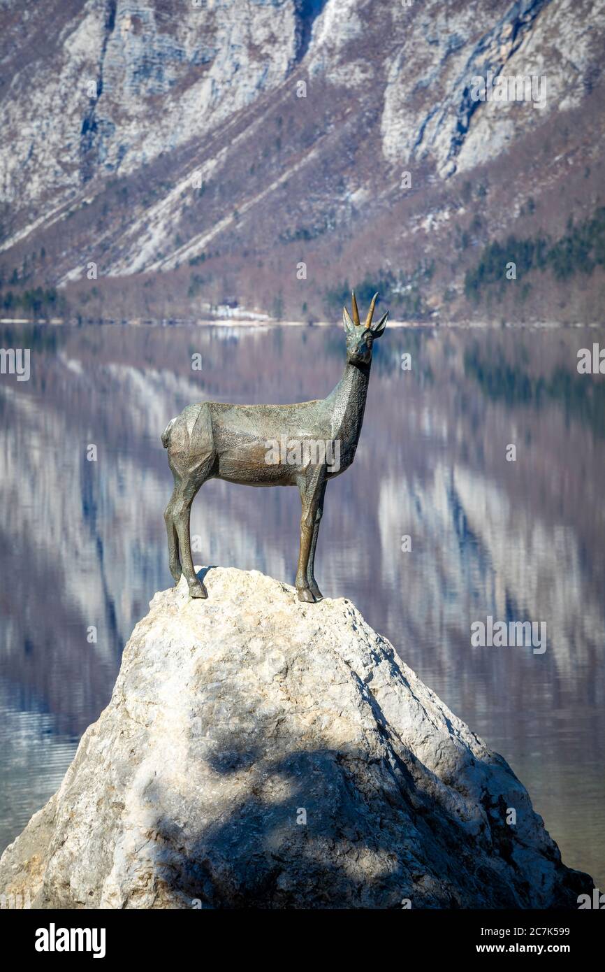 Lago Bohinj, la estatua de Zlatarog, la legendaria gamuza con cuernos de oro, Ribcev Laz, Carniola Superior, Parque Nacional Triglav, Eslovenia Foto de stock