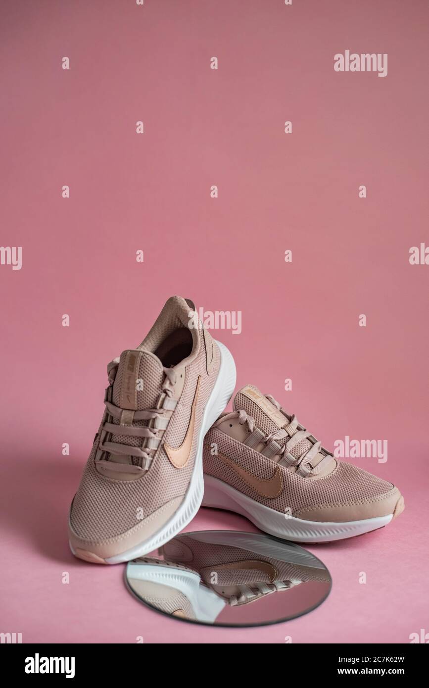 Kiev, Ucrania - 13 de julio de 2020: Zapatillas de running Nike con espejo  Fotografía de stock - Alamy