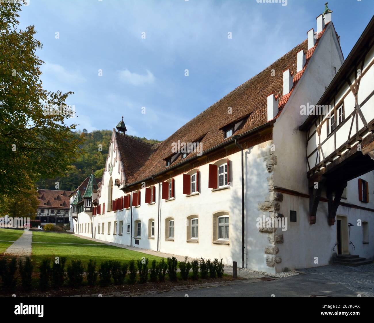 Blaubeuren, Baden-Württemberg, Alemania, el monasterio de Blaubeuren en la ciudad de Blaubeuren, con entramado de madera Foto de stock