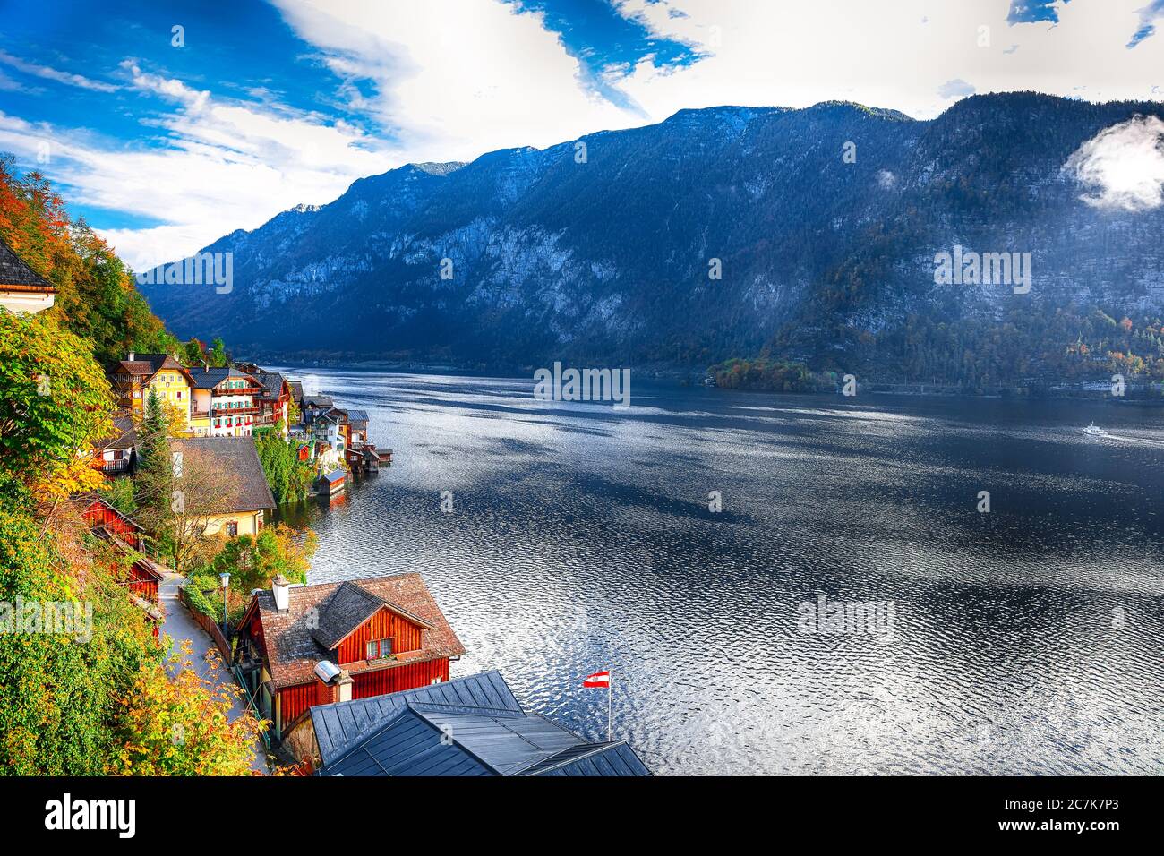 Un amanecer otoñal en la famosa ciudad de Hallstatt a orillas del lago que se refleja en el lago Hallstattersee. Ubicación: resort Village Hallstatt, Salzkammergut región, Foto de stock