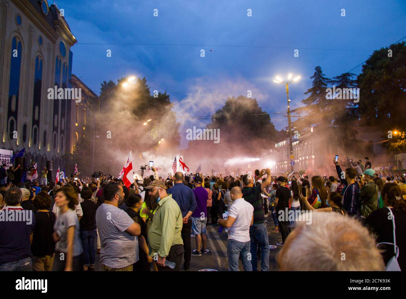 Protestas georgianas frente al Parlamento de Georgia, después de la Noche de Gavrilov o protestas contra el gobierno en el país de Georgia en junio. Foto de stock