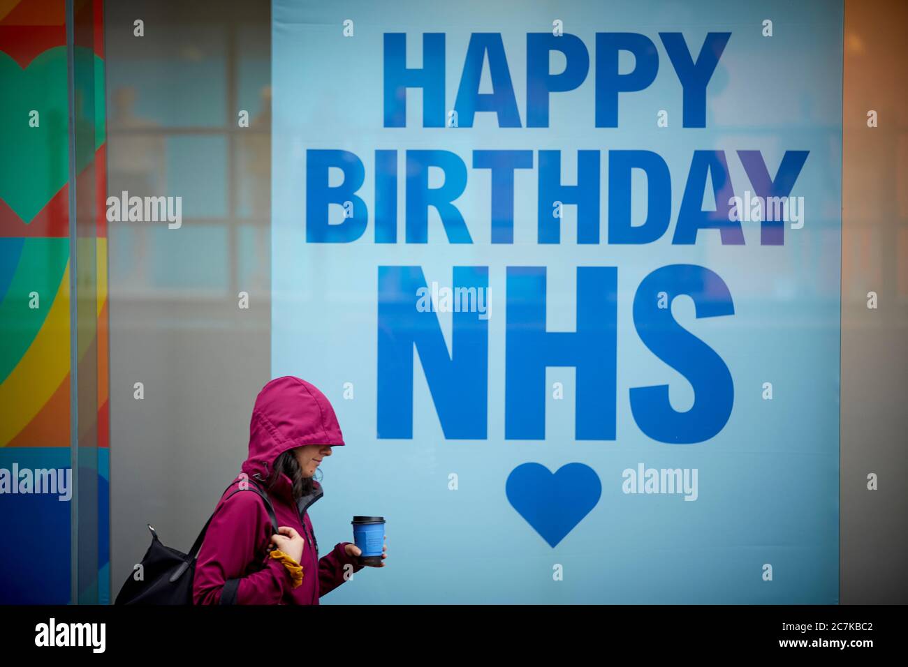 Feliz cumpleaños NHS cartel en la tienda de Primark Manchester frente a la ventana en Market Street Foto de stock