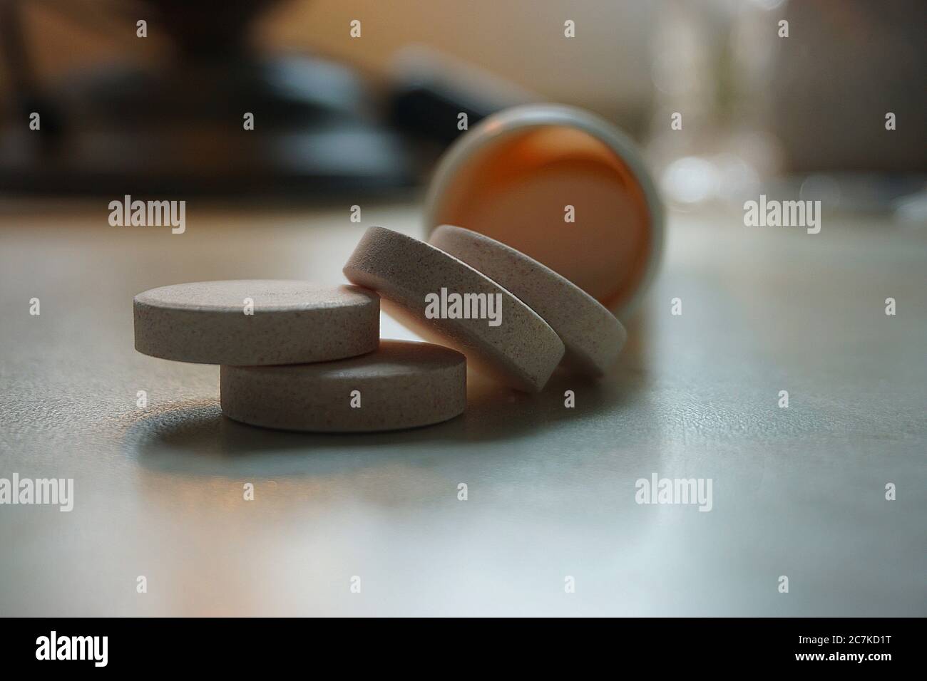 Tabletas efervescentes de vitamina C fuera de la lata Foto de stock