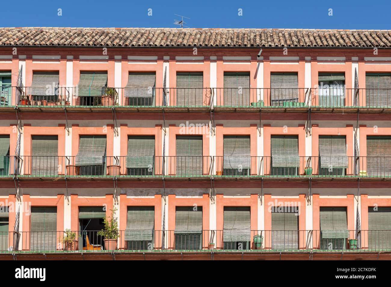 Los parasoles protegen los apartamentos con balcones de la Plaza de la Corredera de Córdoba del fuerte sol de la tarde de octubre Foto de stock