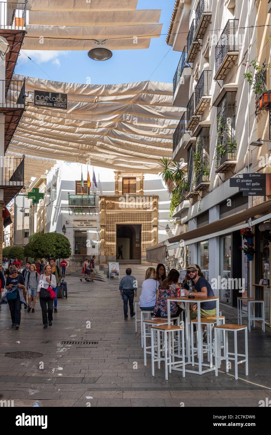 Las sombrillas sobre la Calle de Angel de Saavedra protegen tanto a los  turistas como a los lugareños del sol de media tarde en Córdoba Fotografía  de stock - Alamy