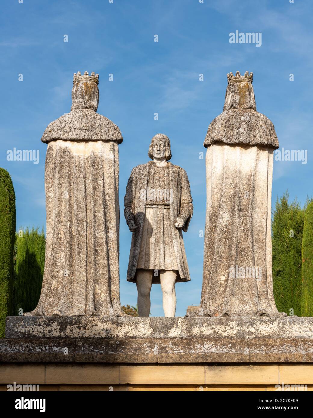 Una estatua de Cristóbal Colón frente a la reina Isabel y al rey Fernando, en conmemoración de su primer encuentro con los Reyes Católicos en Córdoba Foto de stock