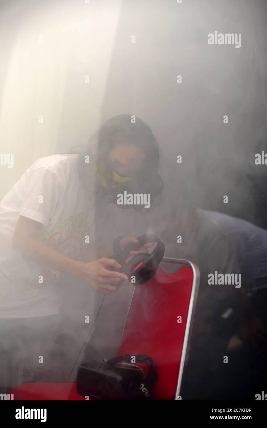 Un organizador que prepara la exhibición de realidad virtual sobre la rica biodiversidad de la selva tropical, durante un evento público realizado por Greenpeace en Yakarta. Foto de stock