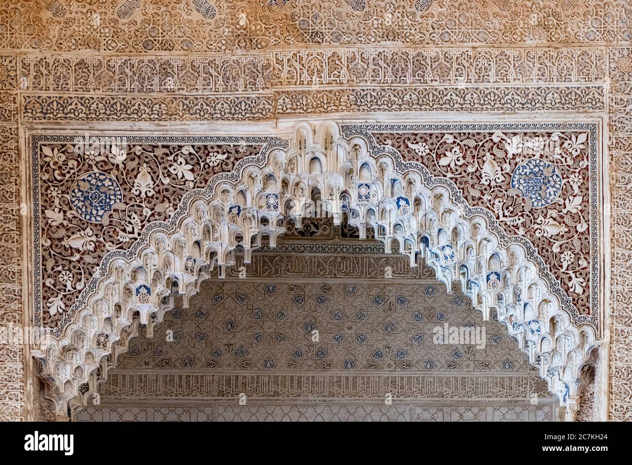 Un intrincado arco de muqarnas sobre una alcoba en el Salón de los Reyes en los Palacios Nazaríes de la Alhambra Foto de stock