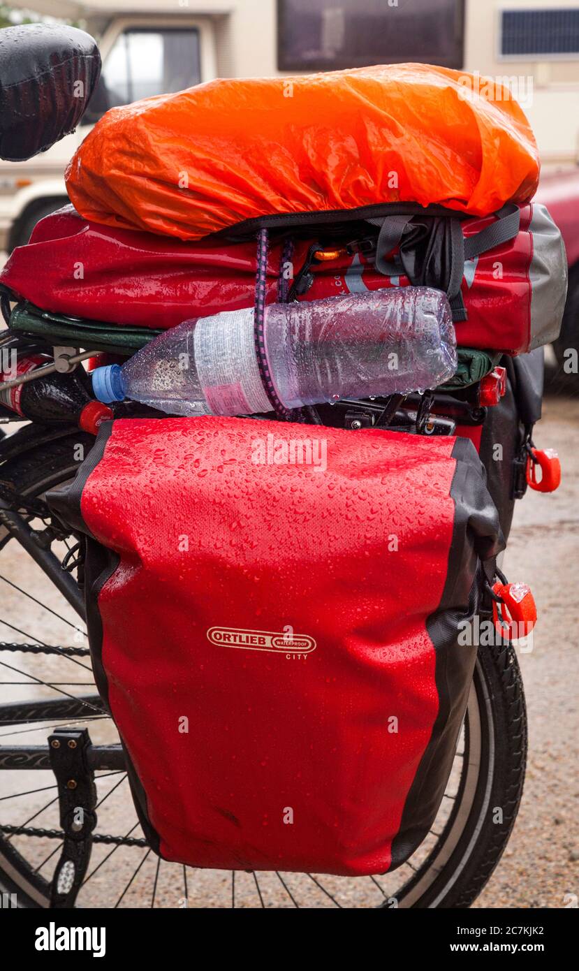 Jovem Caindo De Bicicleta Ao Fundo Foto de Stock - Imagem de emocional,  caucasiano: 161385594