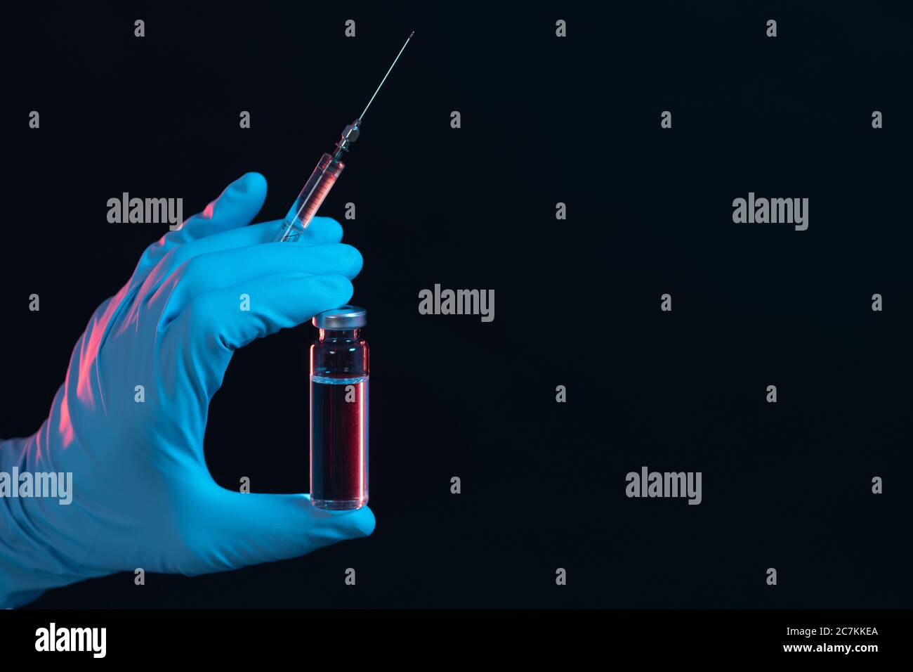 Símbolo, corona, ciencia, investigación, vacuna, peligro, jeringa, vial, coronavirus, abajo a la izquierda Foto de stock