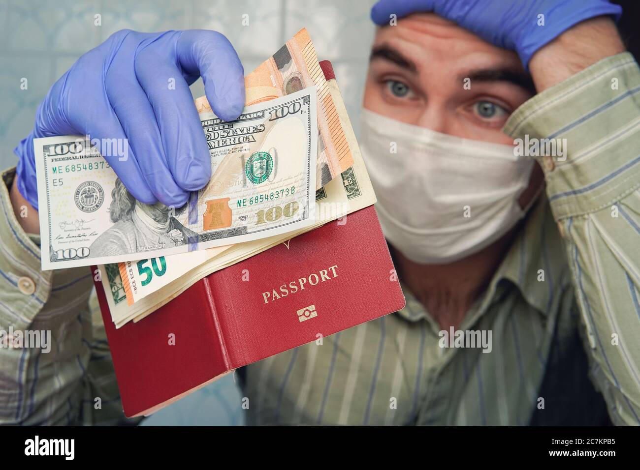 Control fronterizo y cuarentena de turistas infectados con coronavirus. Pasaporte, dinero en la mano del turista. Turista aburrido en cuarentena Foto de stock