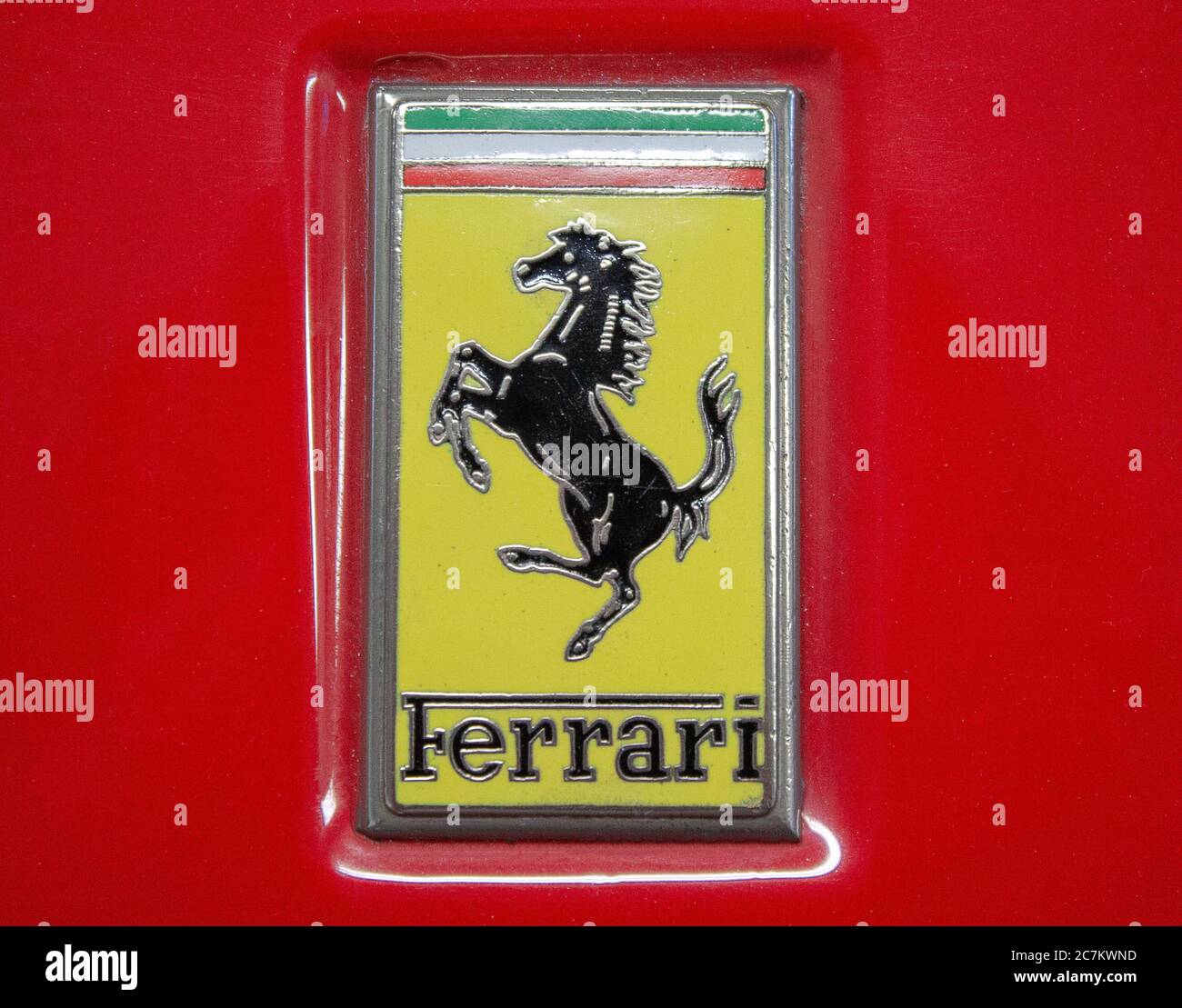 Un emblema de Ferrari en un Testarossa. Un logotipo para soñar. Foto de stock