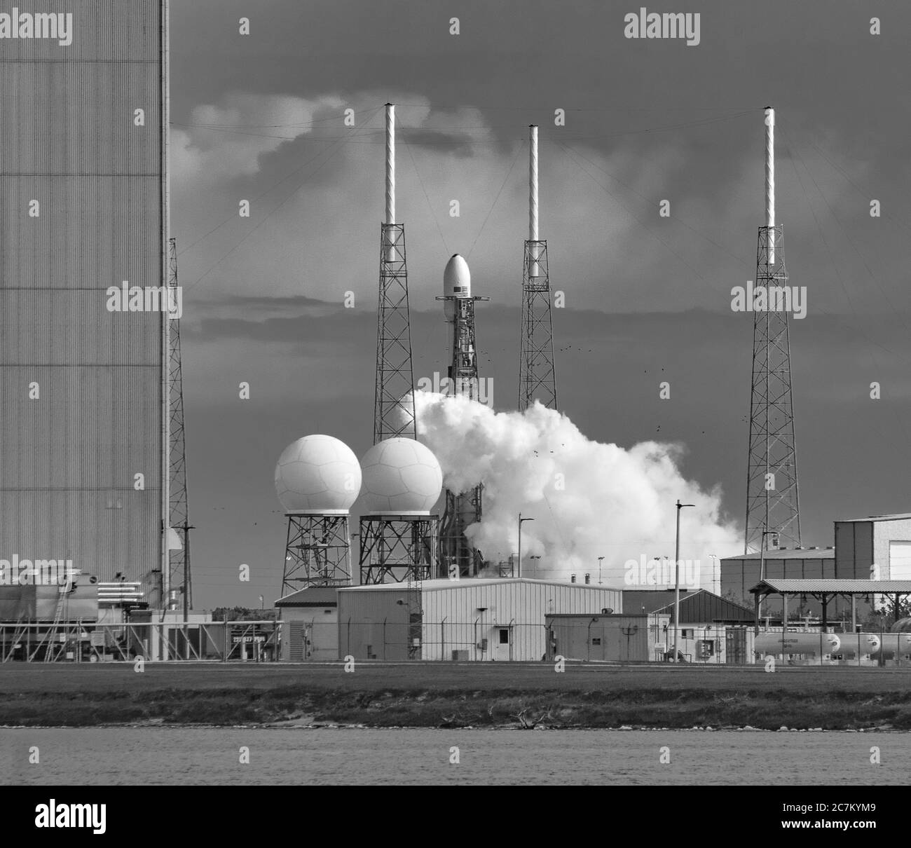 Lanzamiento de Falcon 9 con la carga de Starlink 4 en el complejo de lanzamiento 40, Estación de la Fuerza Aérea de Cabo Cañaveral Foto de stock