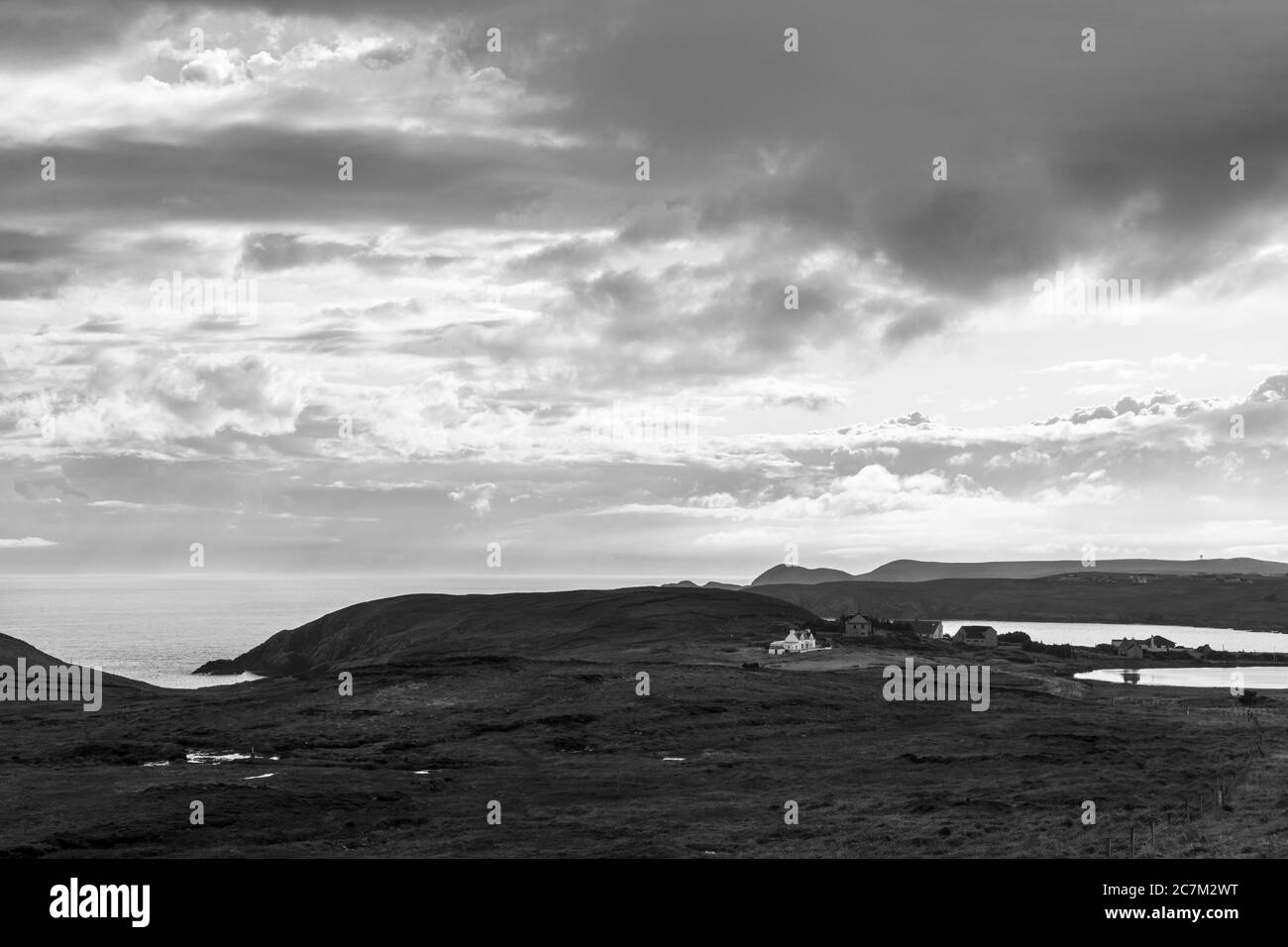 Mirando hacia el pueblo de Portvoller y Loch an t-Siùmpain, cerca de Stornoway, Isla de Lewis, Hébridas Exteriores, Escocia Foto de stock