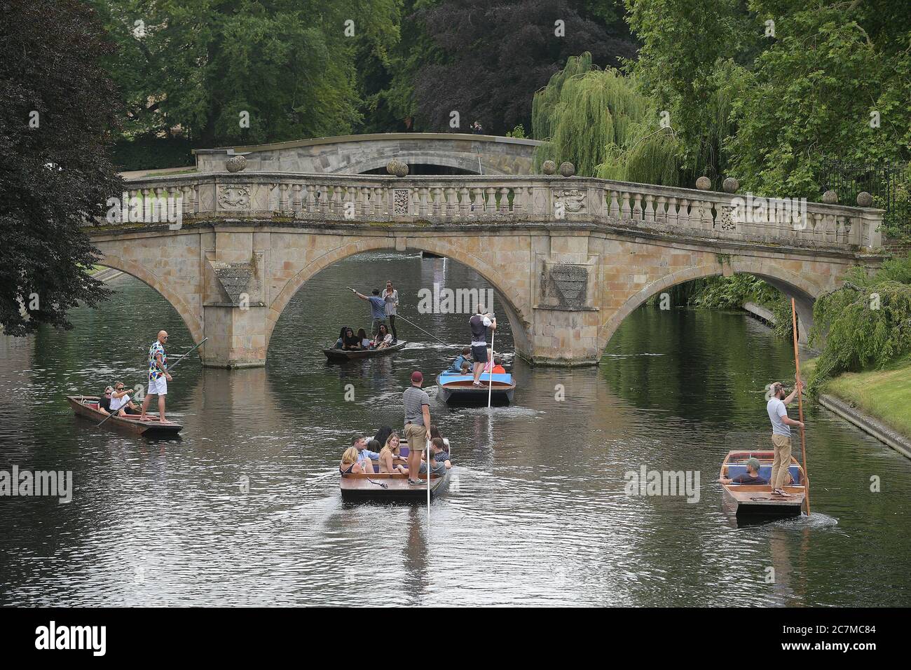 Cambridge, Reino Unido. 18 de julio de 2020. Los visitantes de Cambridge disfrutan del clima cálido al tomar paseos en Punts en el Río Cam. Crédito: MARTIN DALTON/Alamy Live News Foto de stock