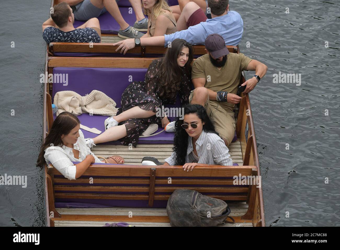 Cambridge, Reino Unido. 18 de julio de 2020. Los visitantes de Cambridge disfrutan del clima cálido al tomar paseos en Punts en el Río Cam. Crédito: MARTIN DALTON/Alamy Live News Foto de stock