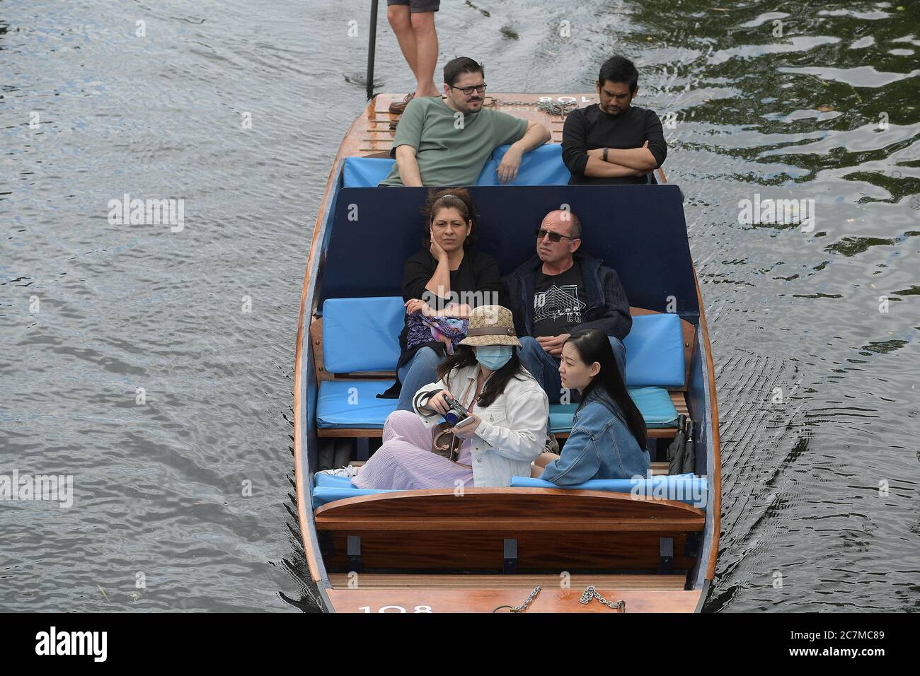 Cambridge, Reino Unido. 18 de julio de 2020. Los visitantes de Cambridge disfrutan del clima cálido al tomar paseos en Punts en el Río Cam. Crédito: MARTIN DALTON/Alamy Live News Foto de stock