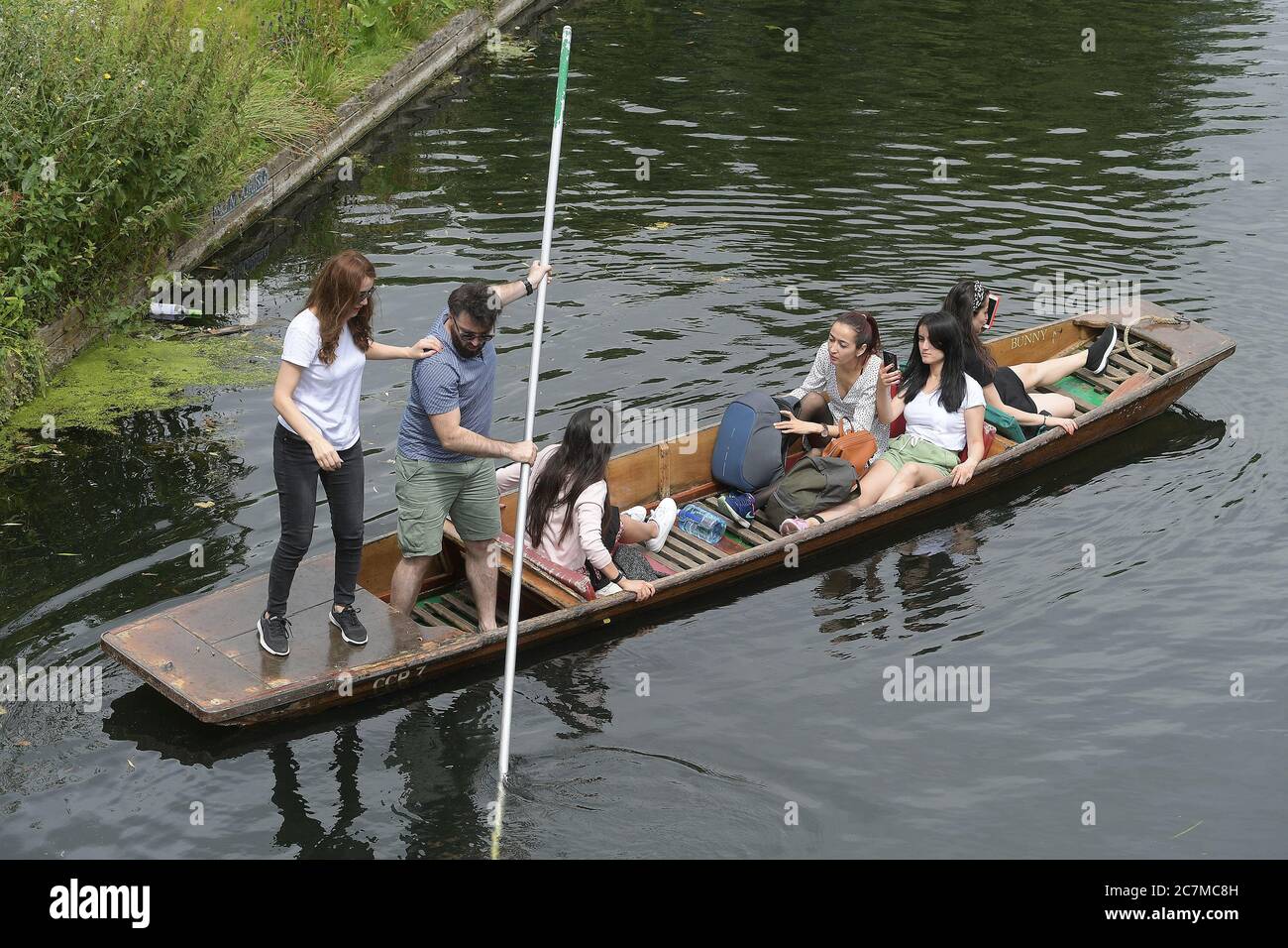 Cambridge, Reino Unido. 18 de julio de 2020. Los visitantes de Cambridge disfrutan del clima cálido al tomar paseos en Punts en el Río Cam. Crédito: MARTIN DALTON/Alamy Live News Foto de stock