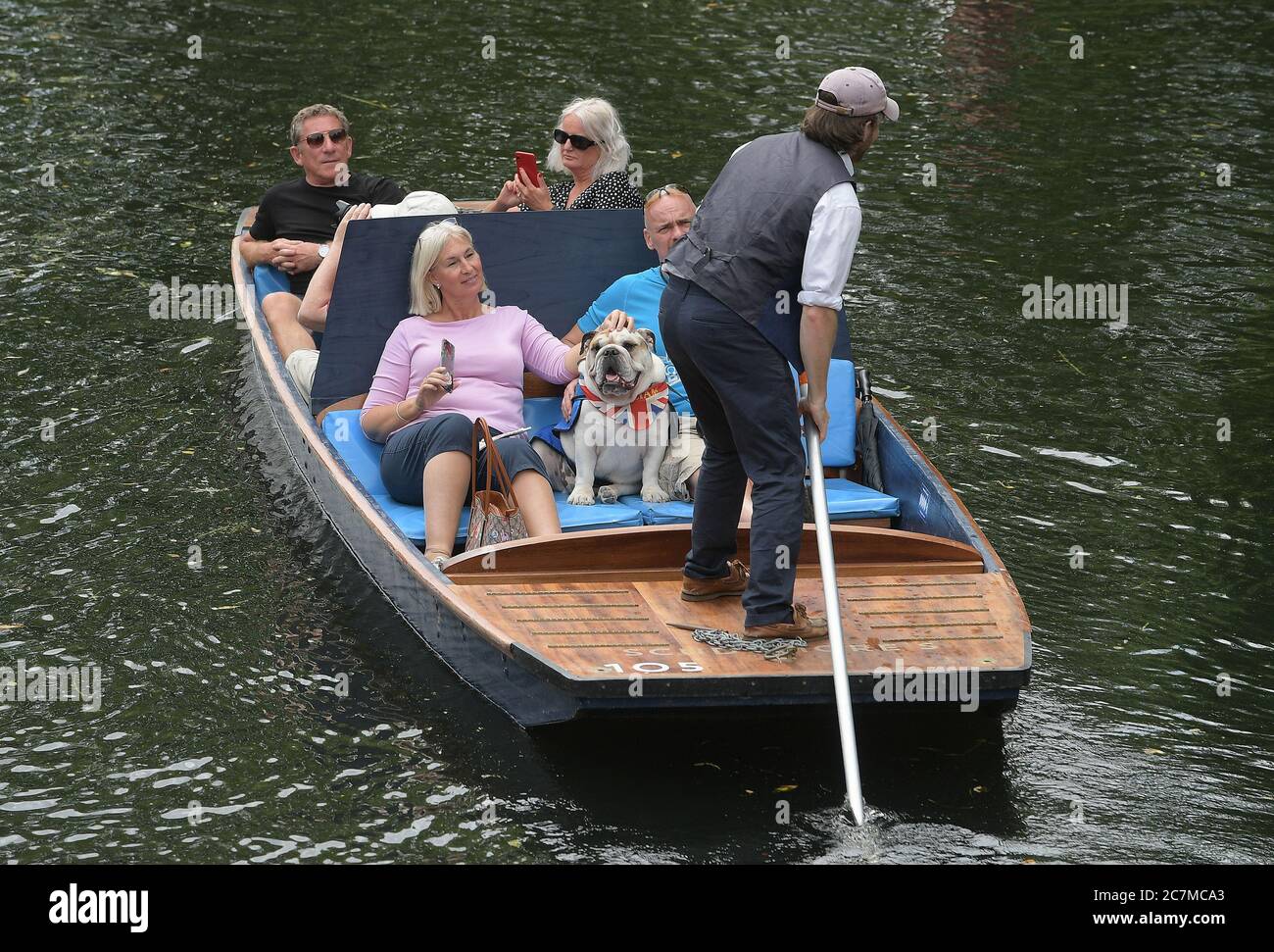 Cambridge, Reino Unido. 18 de julio de 2020. Los visitantes de Cambridge disfrutan del clima cálido al tomar paseos en Punts en el Río Cam. Crédito: MARTIN DALTON/Alamy Live News Foto de stock