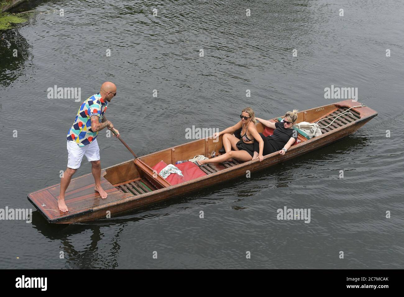 Cambridge, Reino Unido. 18 de julio de 2020. Los visitantes de Cambridge disfrutan del clima cálido al tomar paseos en Punts en el Río Cam. Crédito: MARTIN DALTON/Alamy Live News Foto de stock