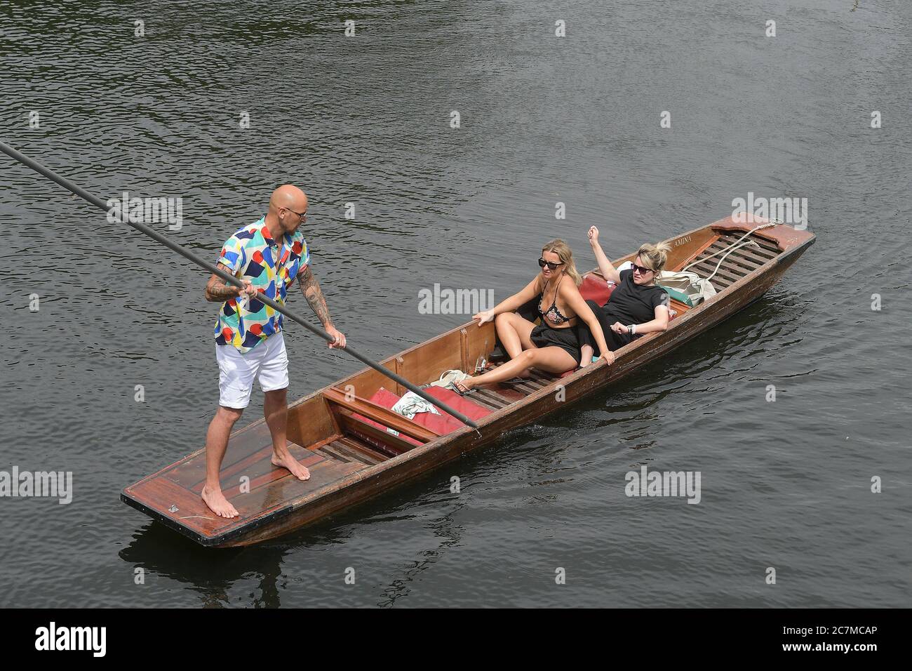 Cambridge, Reino Unido. 18 de julio de 2020. Los visitantes de Cambridge disfrutan del clima cálido al tomar paseos en Punts en el Río Cam. Crédito: MARTIN DALTON/Alamy Live News Foto de stock