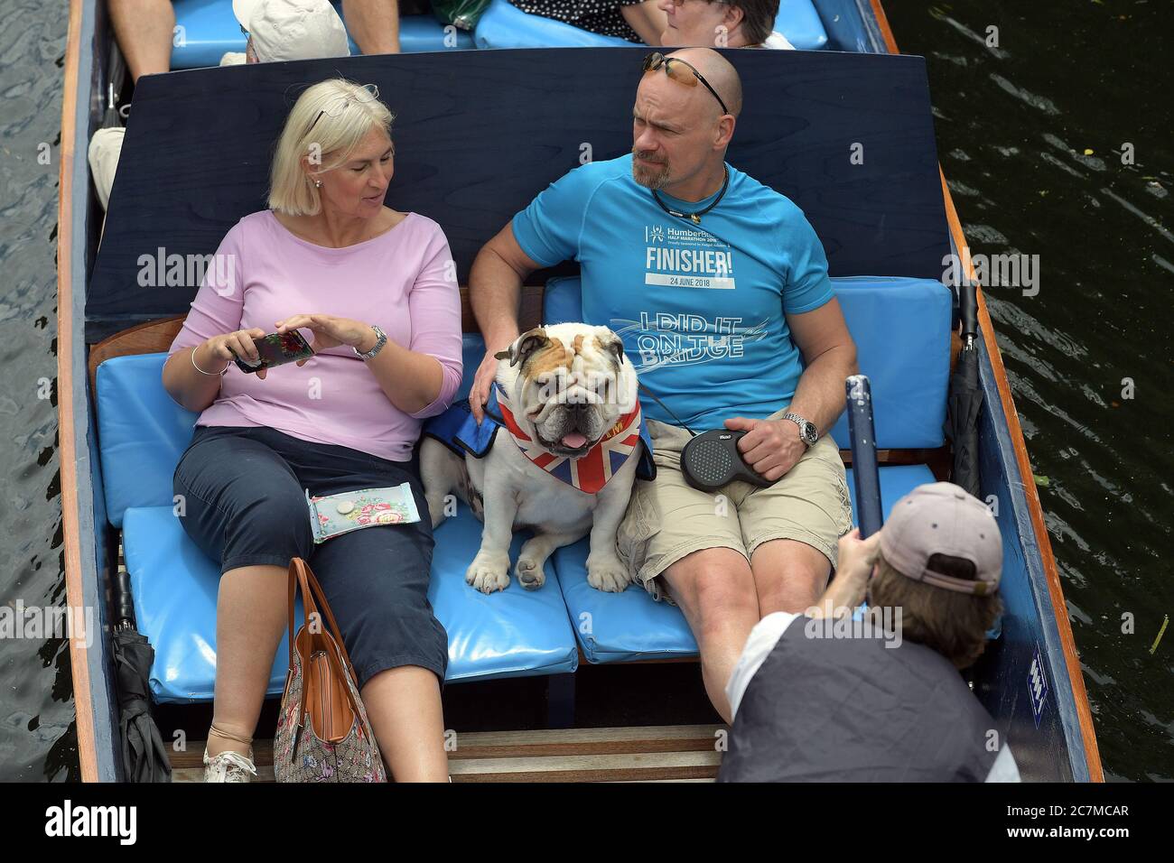 Cambridge, Reino Unido. 18 de julio de 2020. Los visitantes de Cambridge disfrutan del clima cálido al tomar paseos en Punts en el Río Cam. Crédito: MARTIN DALTON/Alamy Live News Foto de stock