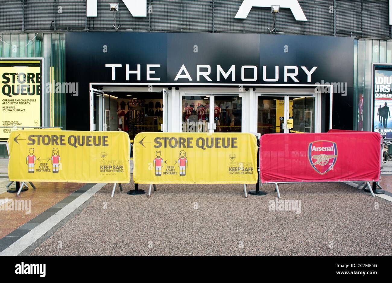 Aviso o firma fuera del Arsenal Football Club compra el Armoury en el Emirates Stadium aconsejando a los clientes que se mantengan a una distancia segura entre sí Foto de stock