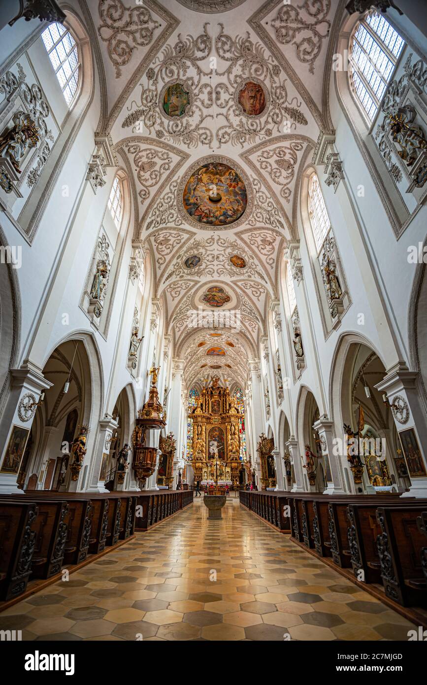 Interior de la gran catedral en Alemania, Europa. Arquitectura europea antigua, viajes y turismo. Foto de stock