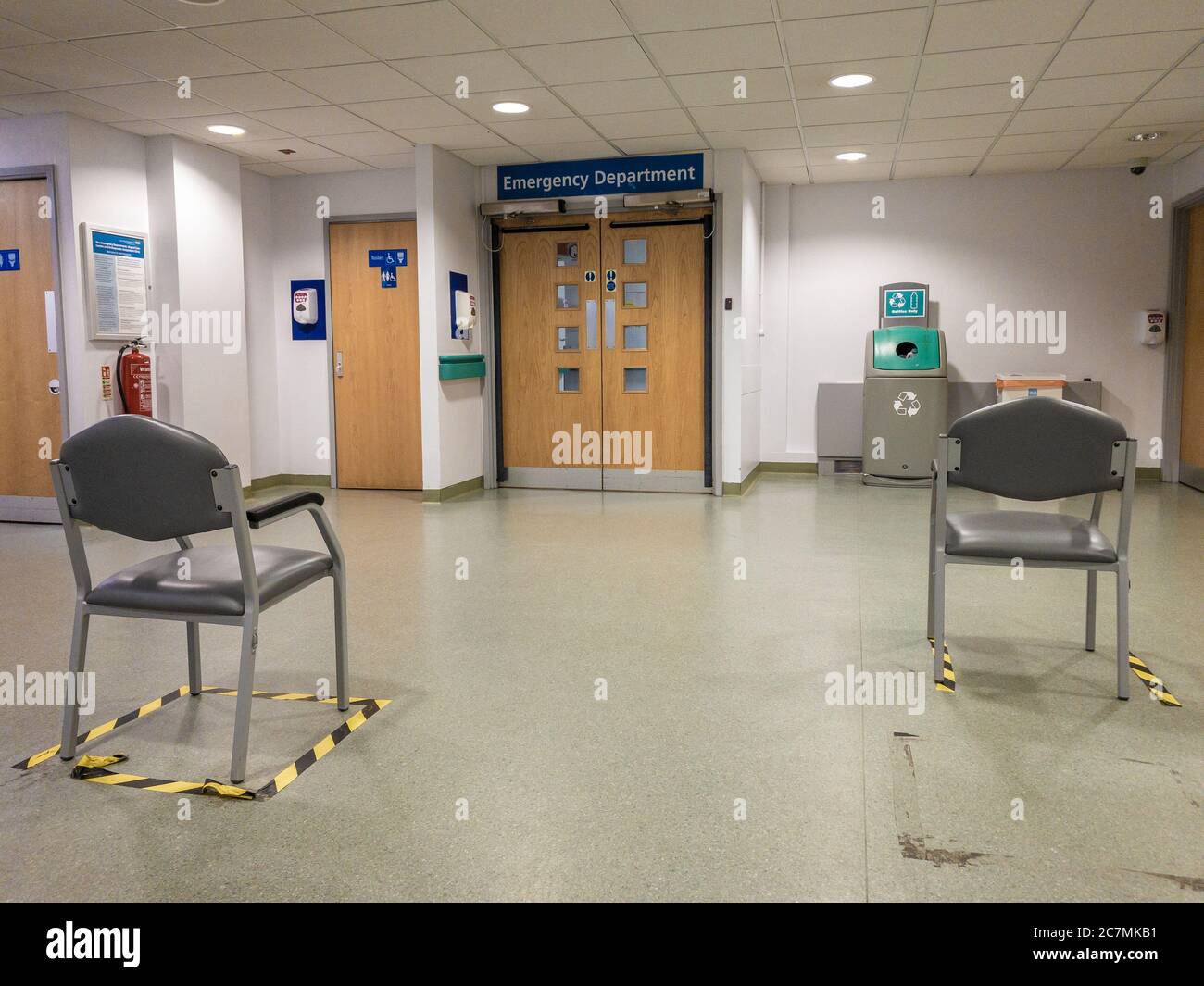 Sillas socialmente distanciadas en el área de espera del Departamento A&E de NHS debido a Covid-19, Reino Unido Foto de stock