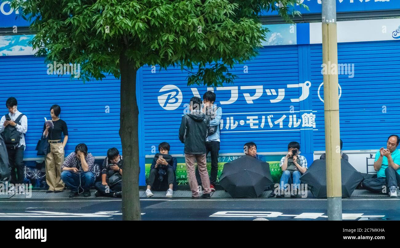 Tokio, Japón - 23 de junio de 2018: Jóvenes jugadores masculinos en línea esperando para participar en concursos de videojuegos en el distrito de Akihabara de Tokio. Foto de stock