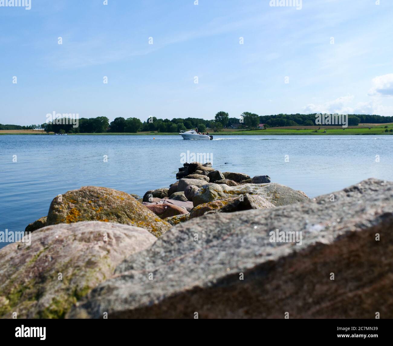 Großer Jasmunder Bodden auf Rügen mit Booten, naturbelassens Gewässer an der Ostsee See Foto de stock