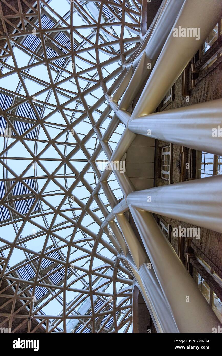Londres, Reino Unido - Enero 2020: El techo de entramado contemporáneo de la estación de ferrocarril King's Cross, diseñado por John McAslan y socios. Los Reyes Foto de stock