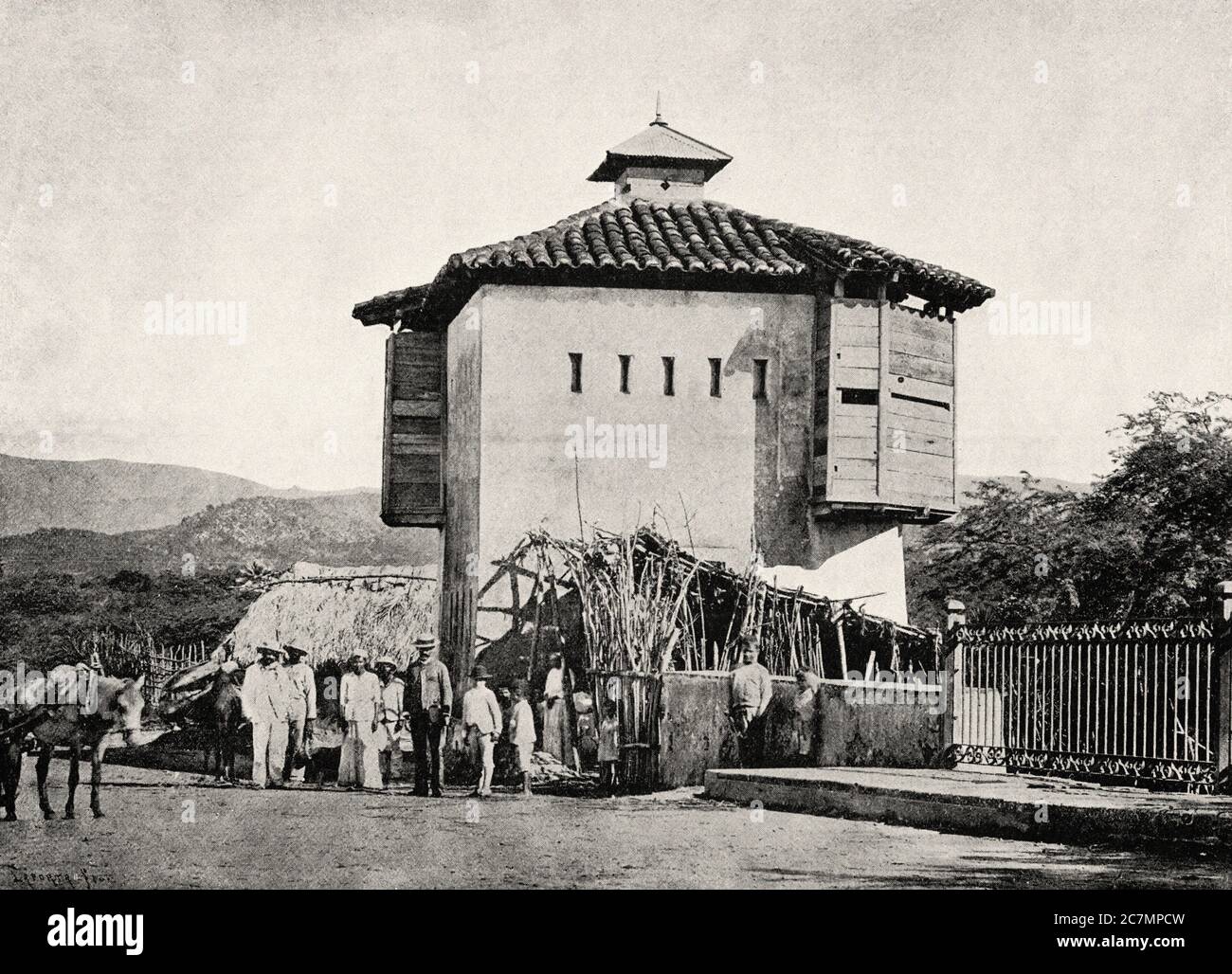 Antigua fotografía de fuerte Jarayo a la entrada de Santiago de Cuba en la isla de Cuba. De la Ilustracion Española y Americana 1895 Foto de stock