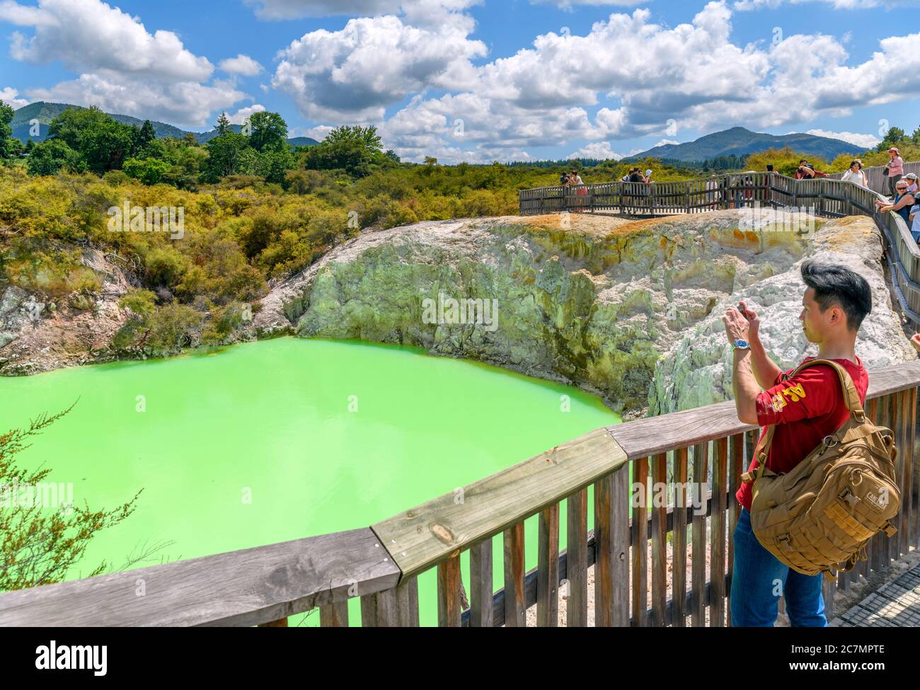 Visitantes por la piscina de azufre Devil's Bath en Wai-o-Tpu Thermal Wonderland, cerca de Rotorua, Nueva Zelanda Foto de stock