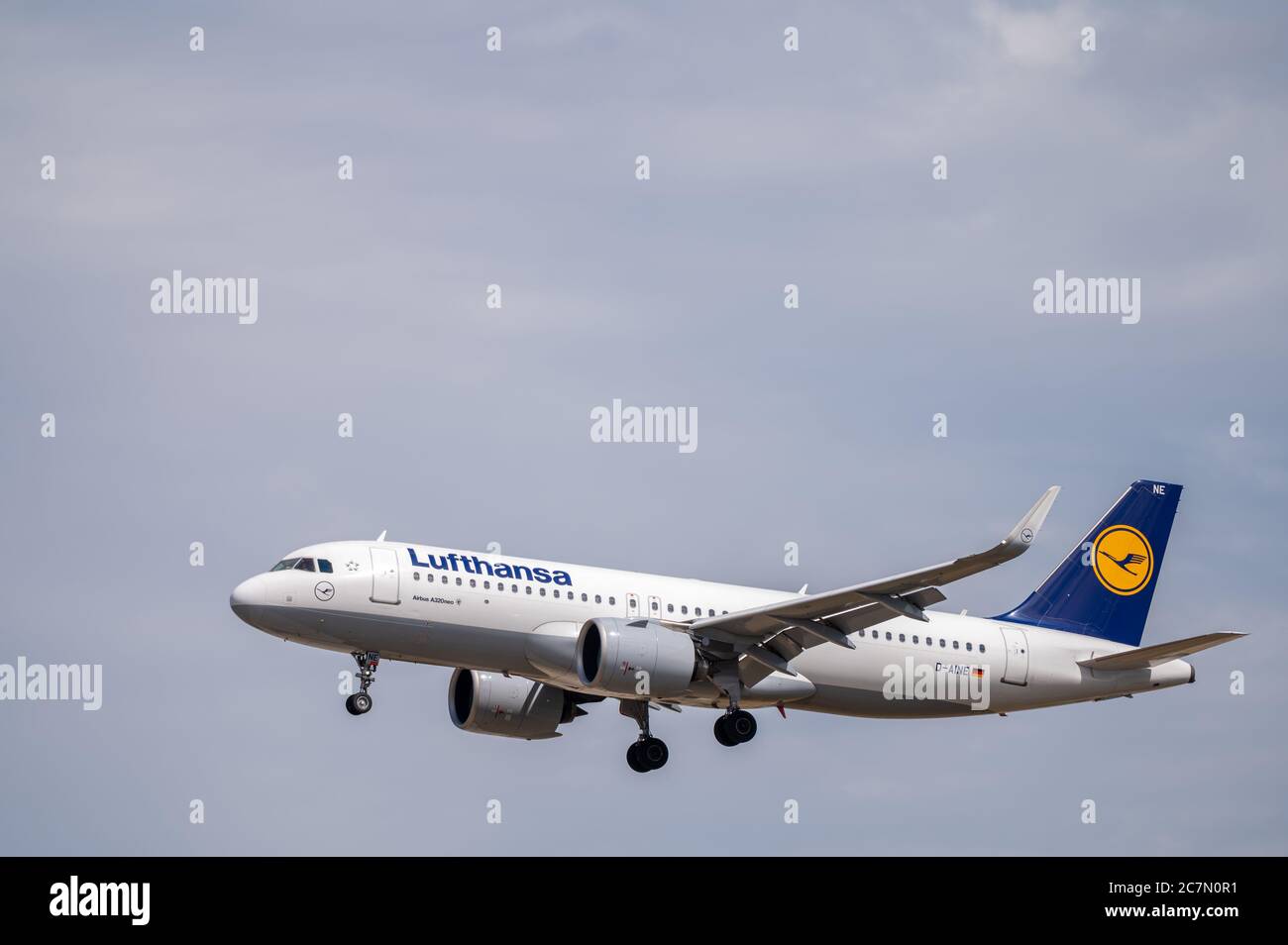 Lufthansa Airlines Airbus A320neo avión D-AINE en la configuración de aterrizaje sobre el acceso a tierra en el aeropuerto de Frankfurt, Alemania Foto de stock