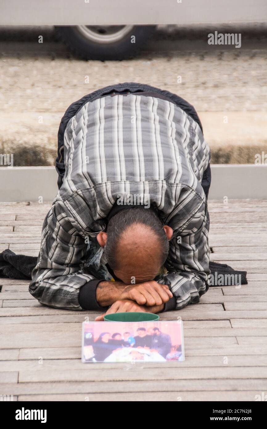 Un hombre mendigar en Barcelona, España. Foto de stock