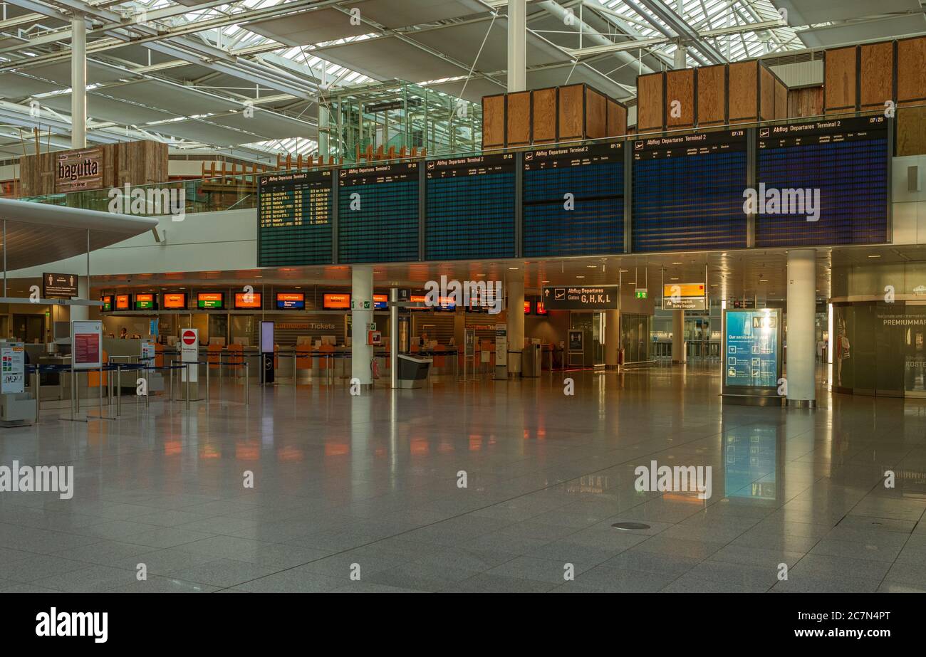 Munich, Alemania - Abril 22. 2020: Terminal del aeropuerto de Munich durante la pandemia de Corona Foto de stock