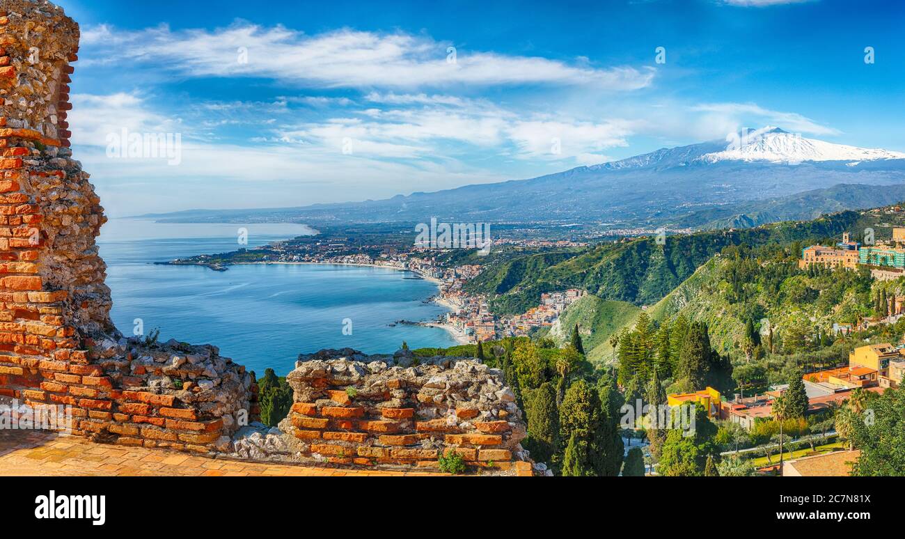 Ruinas del antiguo teatro griego en Taormina y el volcán Etna en el fondo. Costa de Giardini-Naxos bahía, Sicilia, Italia, Europa. Foto de stock