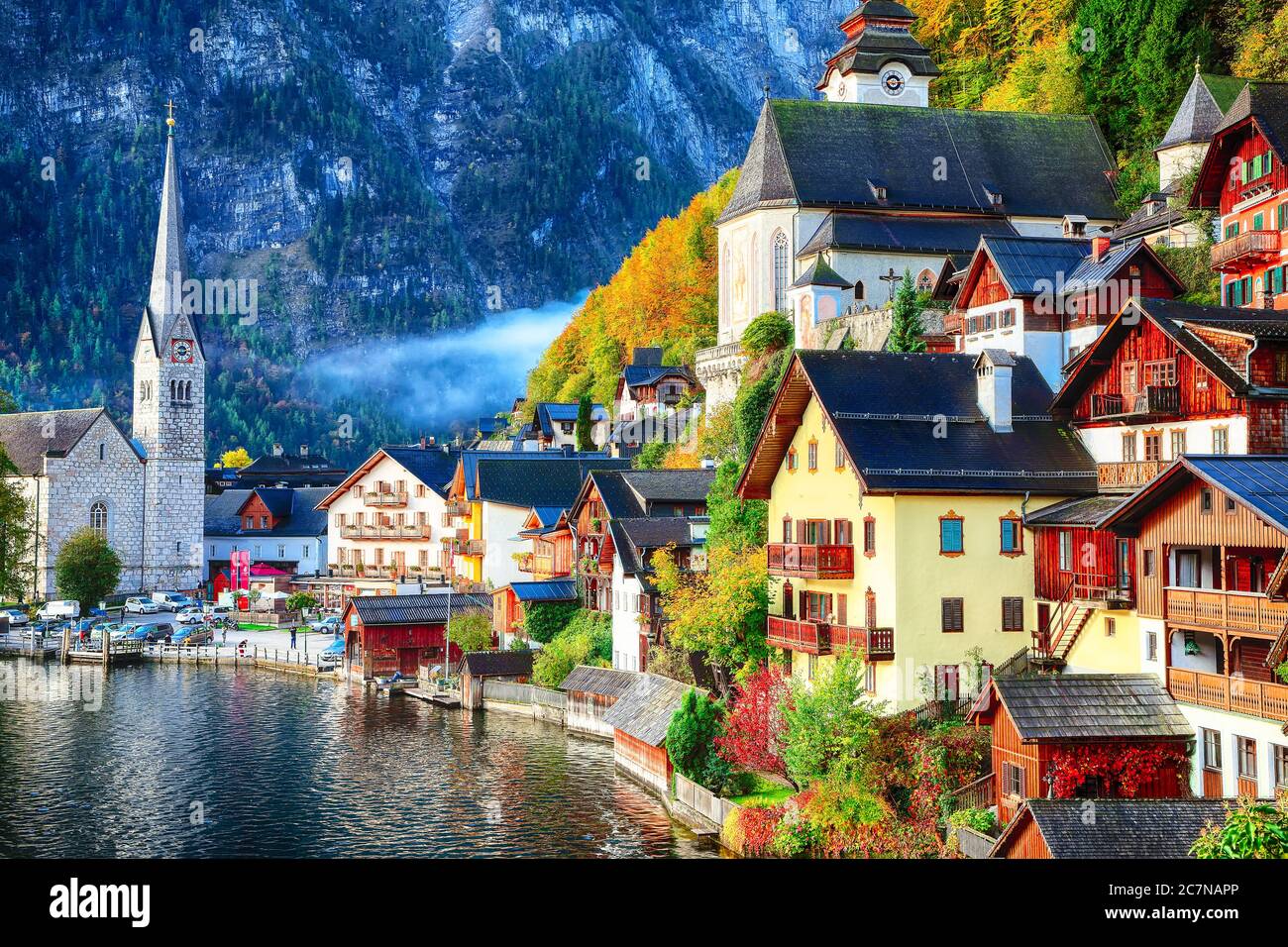 Un amanecer otoñal en la famosa ciudad de Hallstatt a orillas del lago que se refleja en el lago Hallstattersee. Ubicación: resort Village Hallstatt, Salzkammergut región, Foto de stock