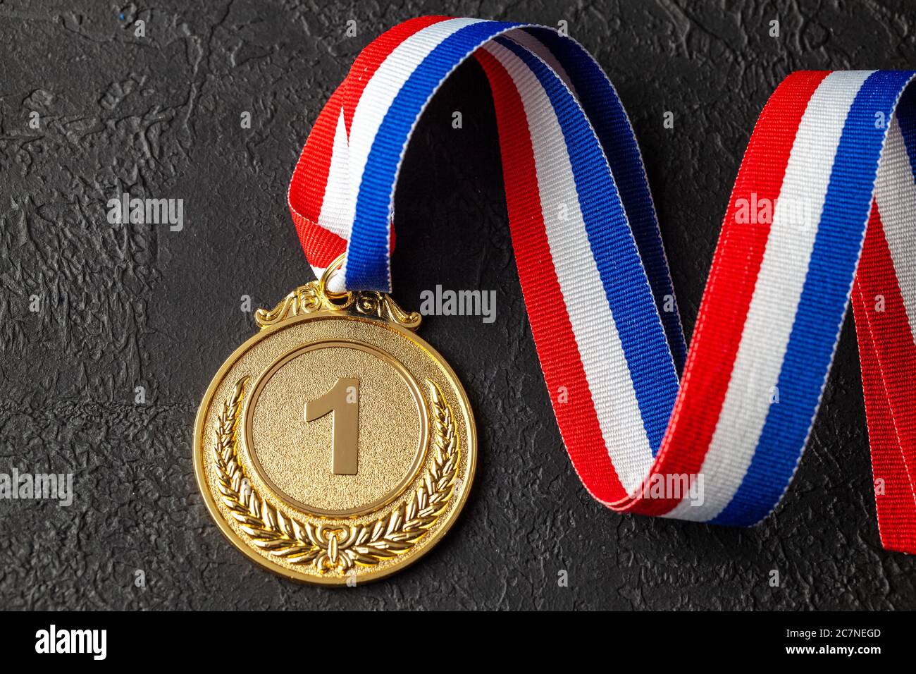 medallas de campeón con cinta. bandera. concurso de premios
