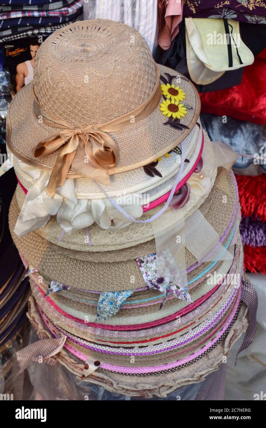 Sombreros de paja de verano con cintas en un mercado callejero Fotografía  de stock - Alamy