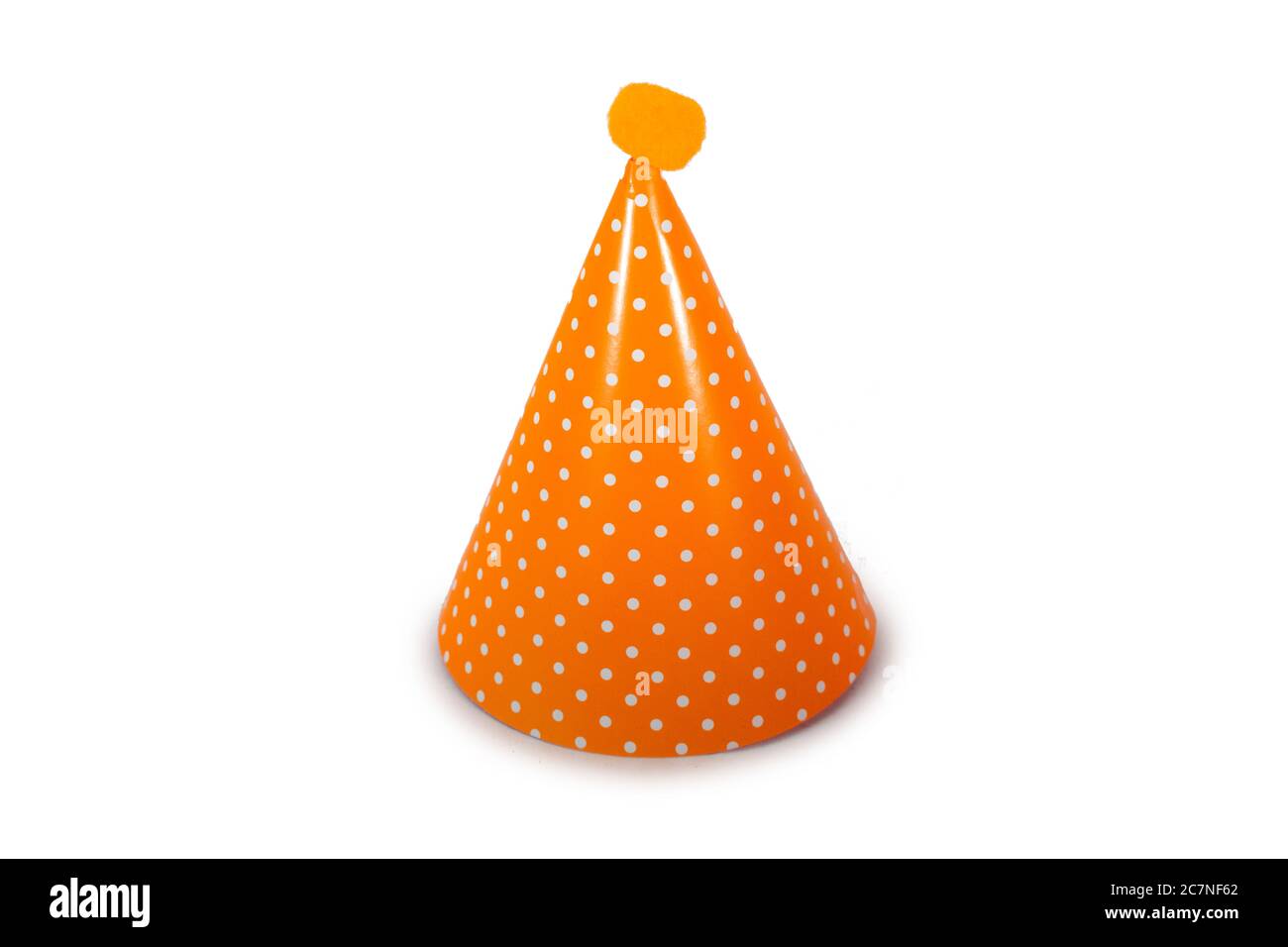 Un Sombrero De Cumpleanos De Color Naranja Con Polka Dots Blancos Sobre Fondo Blanco Puro Fotografia De Stock Alamy